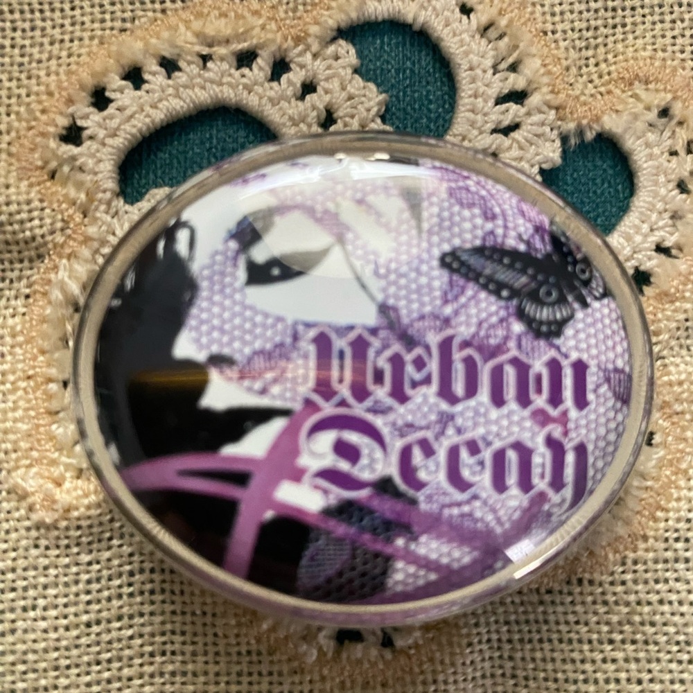 Luxe Purple and Black Eyeshadow Fishnet Compact- discontinued Urban Decay